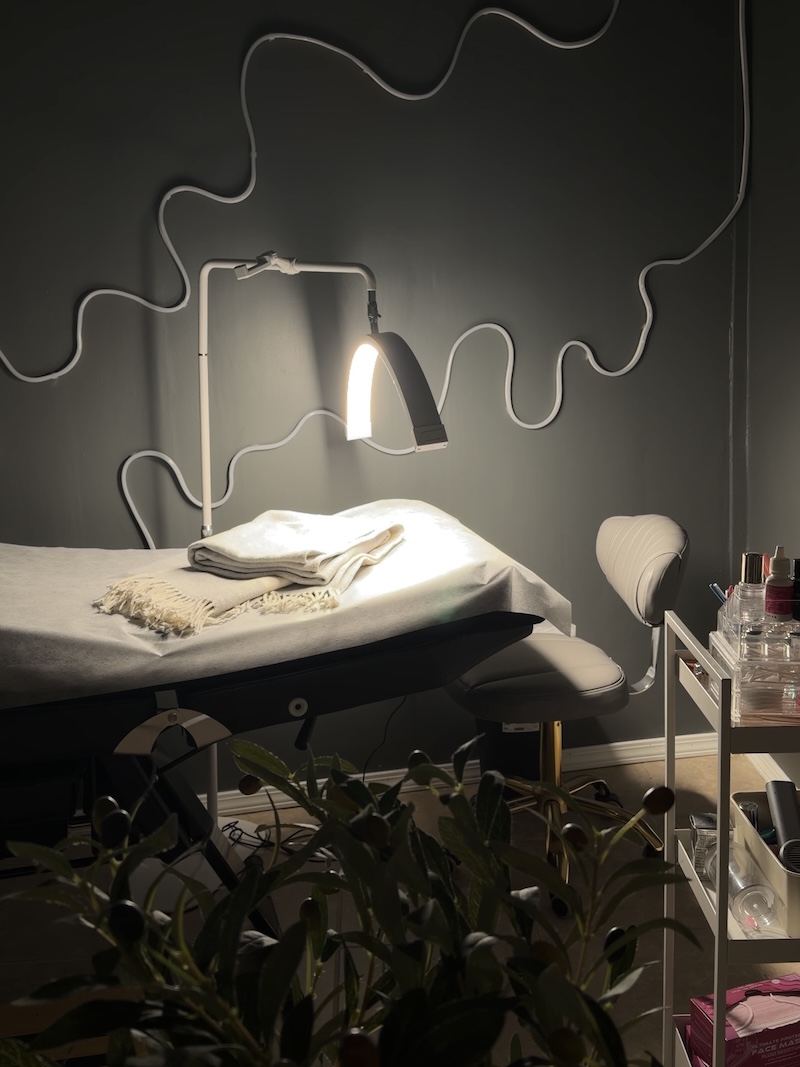 Treatment bed and lighting at Nail Mania